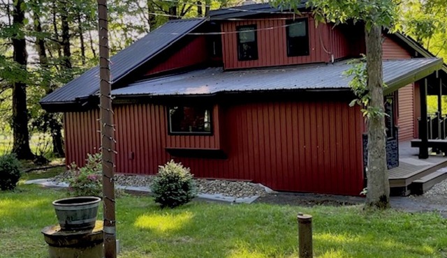 Cozy 2-bdrm house on Great Sacandaga Lake. Close to historic Saratoga Racetrack.