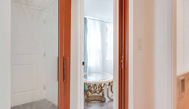 Cozy 2-bedroom condo in lovely Oakland with WiFi
