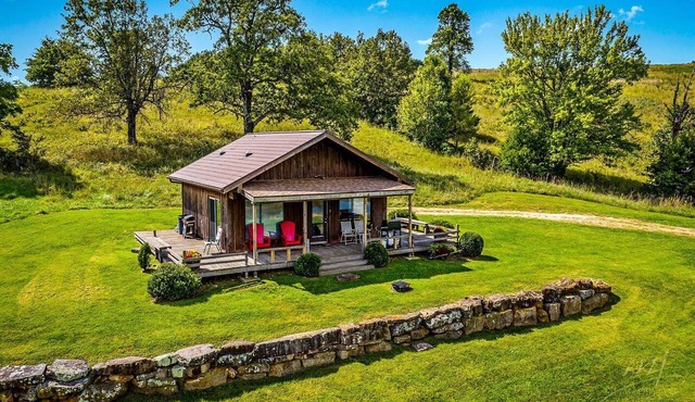 Cozy Cabin with Hot Tub and Incredible Views in Compton, AR