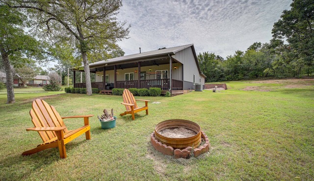 Cozy Checotah Retreat w/Deck Near Eufaula Lake