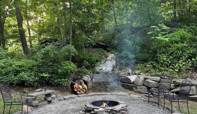 Cozy Cottage between Kingston & Woodstock: Outdoor Deck, Firepit, Skylights