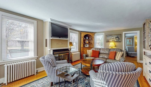 Cozy dog-friendly home, fenced yard, gas fireplace, BBQ, wifi, partial a/c, w/d