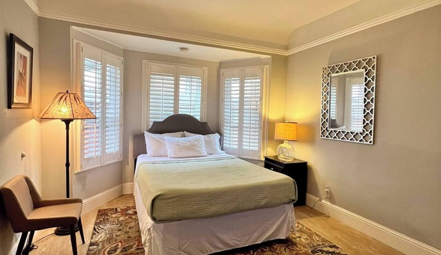 Cozy Downtown Burlingame Apt. | Easy Parking | 1/1