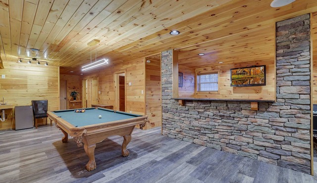Cozy Freeland Retreat- Firepit Pool Table Hot Tub