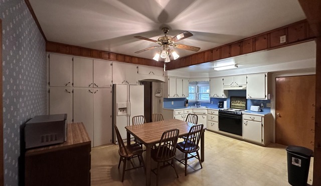 Cozy getaway located less than half a mile from the Historic Paris Town Square