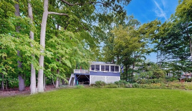 Cozy home with lake front property, views, bbq, dock, kayak, wifi, TV, w/d