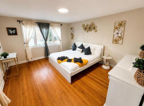Cozy Private Queen Room 1 with Desk TV and WiFi near Yale