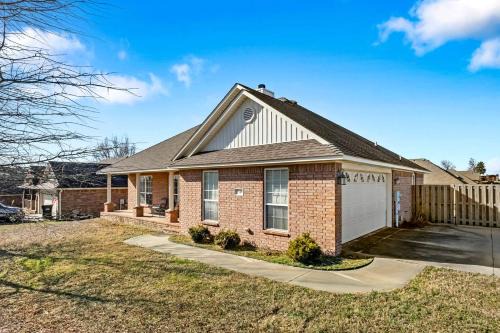 Cozy Retreat w/Soaker Tub & Family Entertainment Area in Siloam Springs, Arkansas