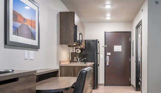 Cozy Room w/Kitchen, Pet-Friendly – 5 Mins to Coler Mountain Bike Preserve