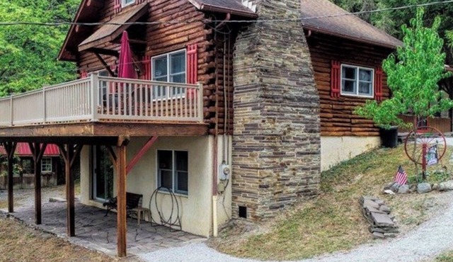 Cozy Rustic Log Cabin minutes to Raystown Lake, 7 Points boat launch.