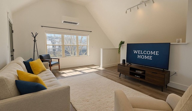 Cozy Standalone Private Loft w/Full Kitchenette