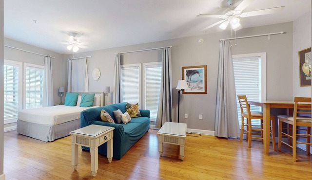 Cozy studio near the beach w/bright interior, shared pool, & prime location