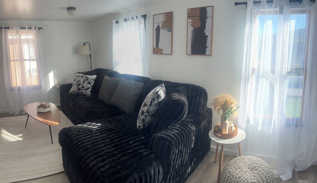 Cozy Upstairs Apartment · Private Entrance & Porch · 3 Min Drive to CMOG