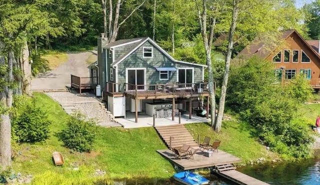 Cozy Waterfront Cottage- Hot tub, Private Dock & Views.