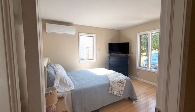 Create memories in this beautiful Bayfront 4 bedroom, 2 bath house w/air & wifi
