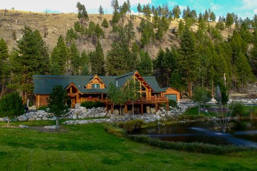 Custom Bitterroot Valley Cabin w/Hot Tub & Views! in Conner