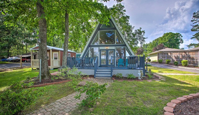 Deck, Boat Slip + Views: Lake Hamilton Cabin!