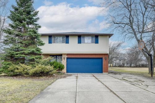Deck & Seasonal Pool: Spacious Home Near Buffalo!