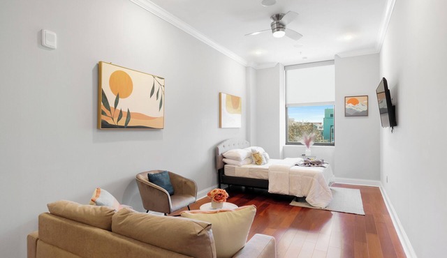 Deluxe Studio Retreat: Rooftop Pool & Concierge