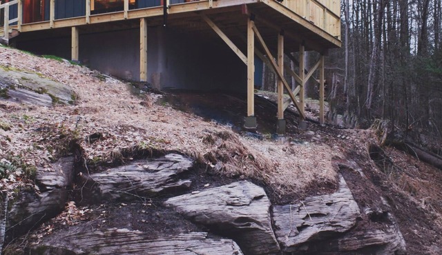 Design-forward retreat, walkable to Callicoon, artesian spring fed