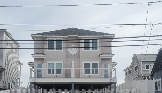 Direct Ocean Front Salisbury Beach North Side Step out onto sand!