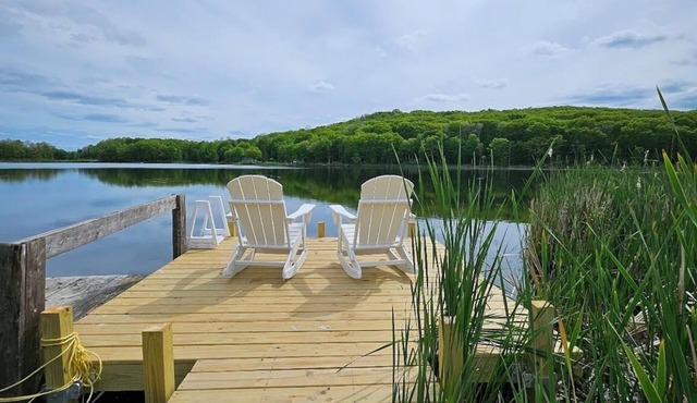 Dock is waiting! Fishing, paddleboards, kayaking! Come relax by the Lake!