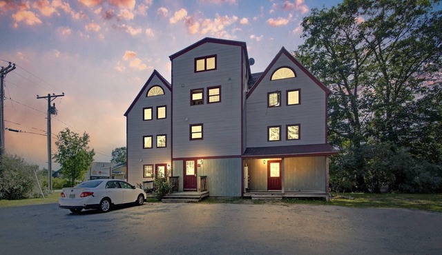 DOG FRIENDLY! Simple and Cozy Apartment Just Mins to Loon Mountain and Waterville Valley by RedAwning