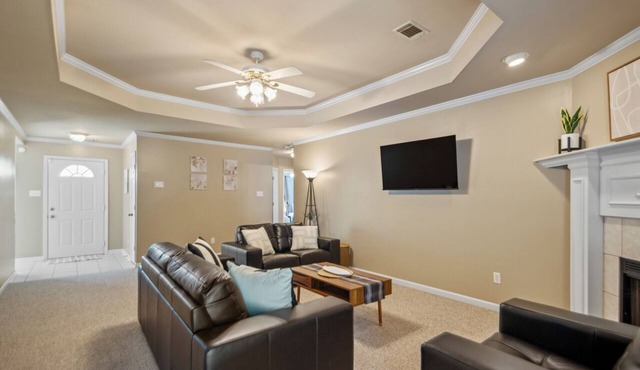 Double Diamond Rentals- Charming 3BR Near AFB & LR