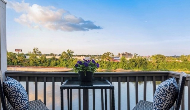 Downtown Condo - Walkable to Broadway & Nissan Std - Free Covered Parking - Pool