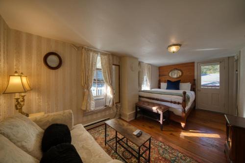 Downtown Four Poster Piedmont