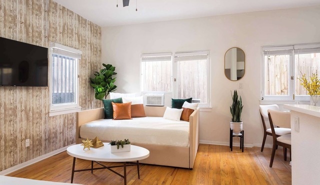 Elegant 2BR Apt | Sleeps 6, Parking + AC