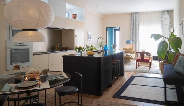 Elegant Townhouse + 3 Ensuite Baths + Central
