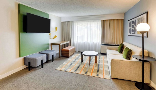 Enjoyable Trip! Spacious and Pet-friendly Unit, Onsite Parking
