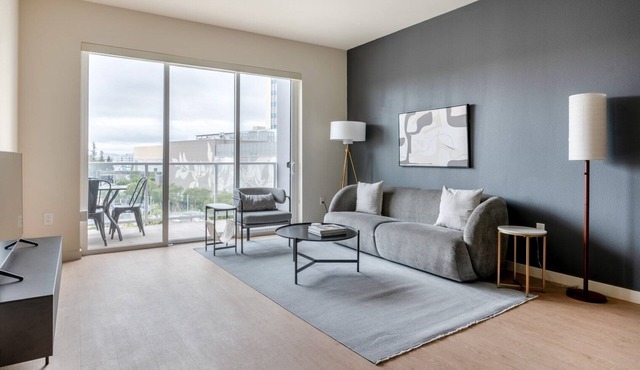 Exceptional Oakland 1BR w/Gym & Courtyard, nr Shopping, by Blueground