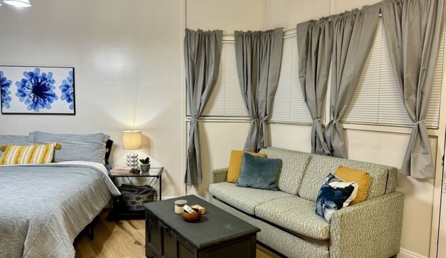 Executive Center Studio with Kitchenette, secure building pool, FREE PARKING