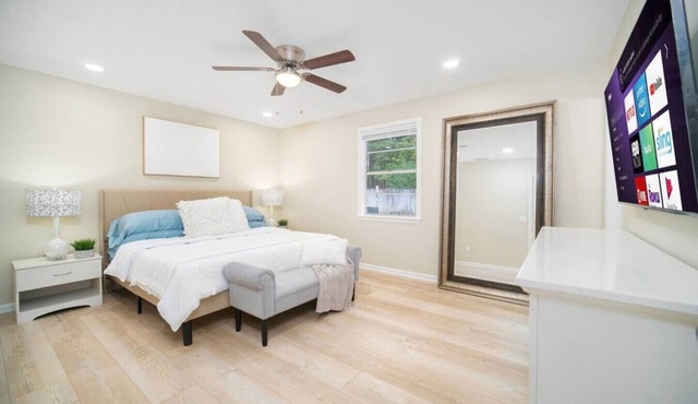 ~Executive Pad Sleeps 12 Heated Pool & Boardroom~