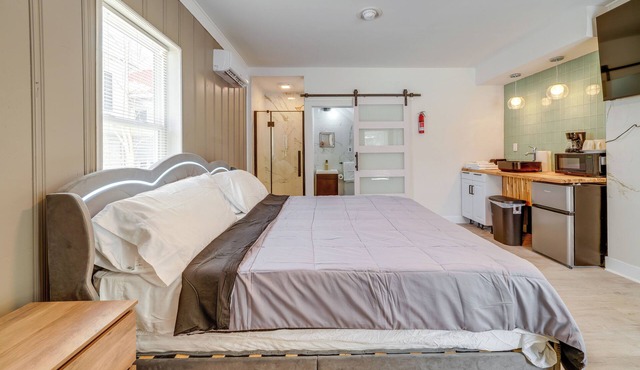 Explore the Hinton Historic District! Luxe Studio