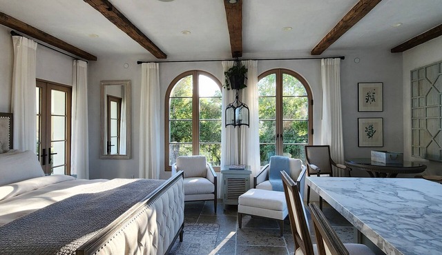 Exquisite Crescent Suite Walking Distance to Woodside Downtown