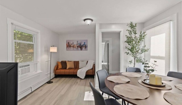 Extended Stay 4BR Home | Sleeps 8 | WiFi & Kitchen