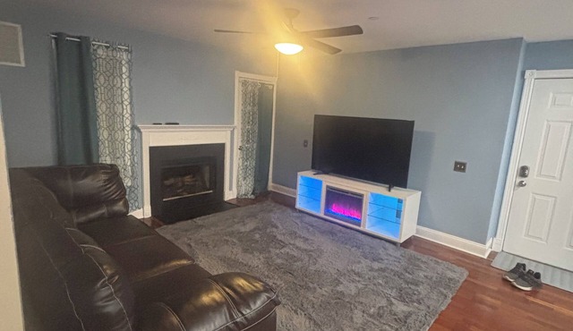 Fantastic 2-bedroom condo with AC in vibrant Newark. WiFi with 65 inch smart TV