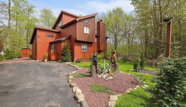 Firepit, Arcade, BBQ & Lake Nearby, Pet-Friendly Pocono Getaway