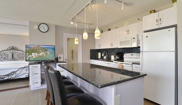 Fully Remodeled Unit with Free Parking, Swimming Pool, Hottub, Sauna and More