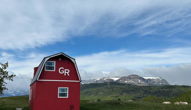 Glacier Lookout - A Retreat Where Scenic Views of the Rockies Meet Cozy Comfort