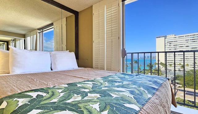 Gold Coast Ocean View One Bedroom w/Full Kitchen & WiFi