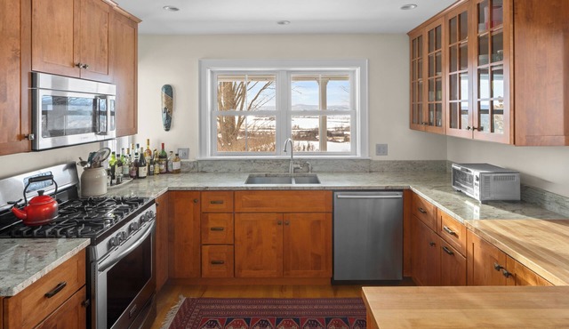 Gorgeous farmhouse 10 mins from Middlebury! Ft outdoor shower, wraparound porch