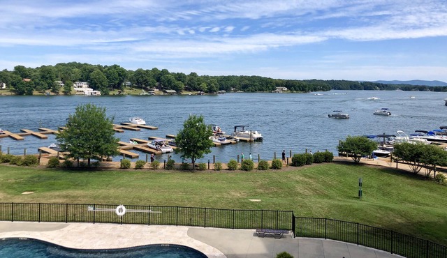 Gorgeous lake front condo w/large balcony & views!