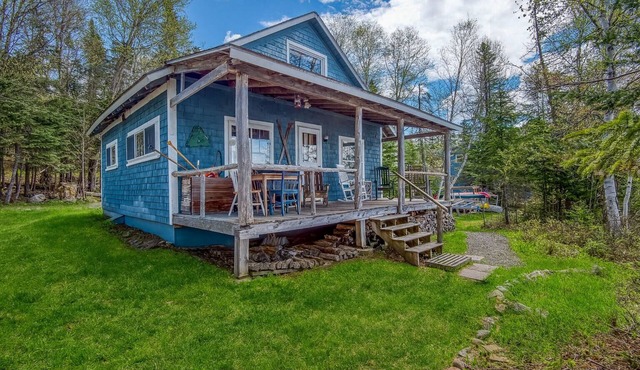 🐾Gray Wulff - This rustic dog friendly camp sits on the shore of Quimby Pond