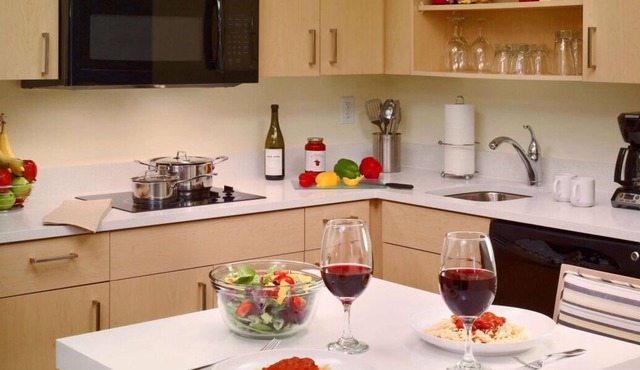 Great Relaxing Overnight Stay! 3 Classy Units, Kitchenette, Free Parking