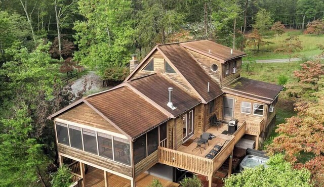 Group-friendly cabin w/hot tub & deck