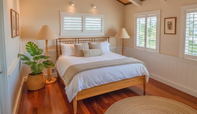 "Hale Opaka" | Beach Access, 6 BR, 2 Kitchens, A/C